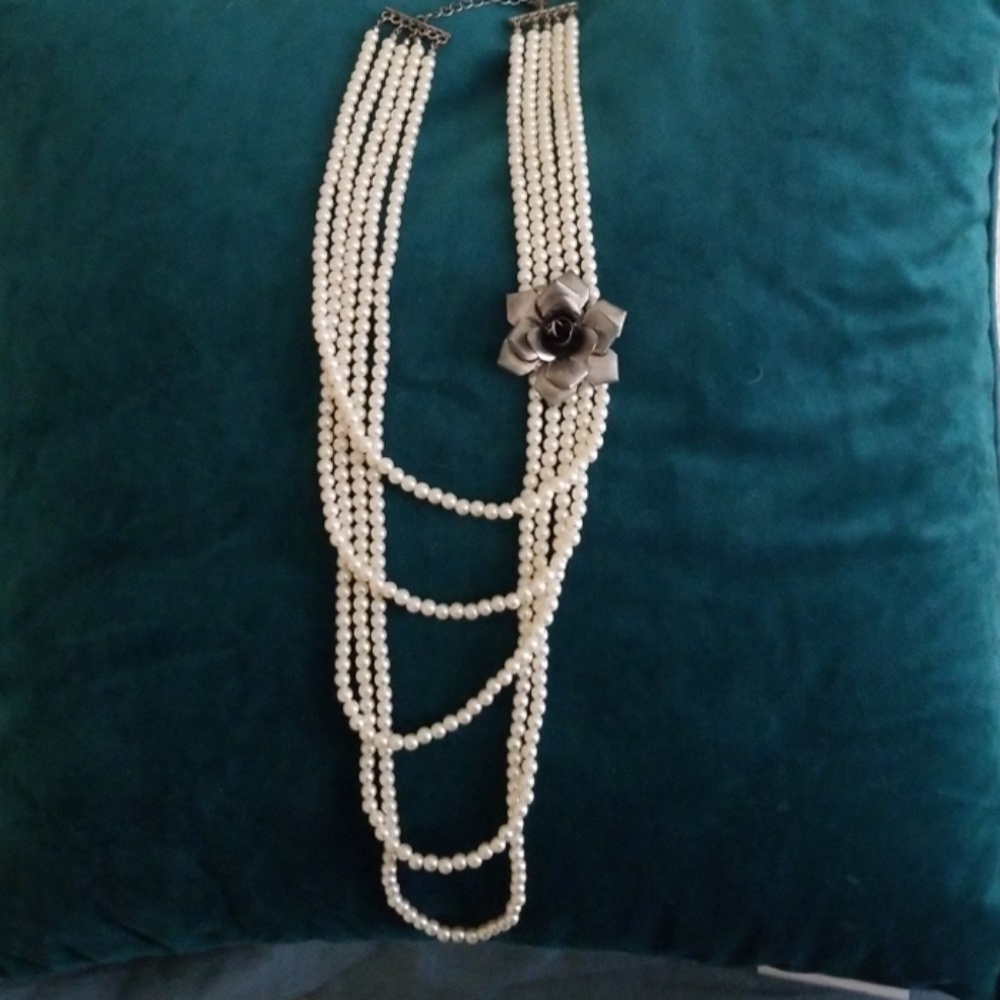 GORGEOUS FAUX PEARL NECKLACE  WITH PEWTER FLOWER